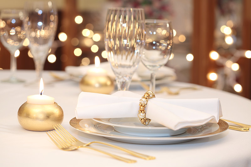 White Christmas Table Setting Spot Laundromats